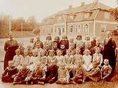 Sköllersta skola, en och en halvvånings skolbyggnad.37 skolbarn med lärarinna fru Ida Nilsson.