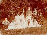 Nio kvinnor och sju män i gröngräset.Fröken Hilda Lundström