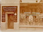 Bröderna Carlssons Speceriaffär, exteriör, skyltfönster.
