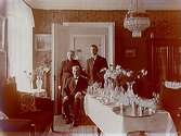Rumsinteriör, 3 personer. Grosshandlare Hjalmar Linders 50 årsdag.