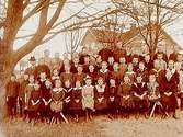 Askers skola, en och en halvvånings skolbyggnad.52 skolbarn med lärare Vitalis Jansson.