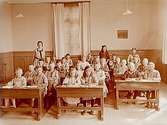 Stora Mellösa kyrkskola, klassrumsinteriör, 27 skolbarn med lärare fröken Nyström.