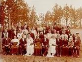 Dubbelbröllop. Brudpar och bröllopsgäster.
Gustaf Persson, Josef Gullberg (Hidingsta, Norrbyås sn.)