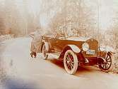 Fem män i en öppen automobil med Nr. T1569.
Grosshandlare Uno Bergvall. 
Bilen är en amerikansk Velie från 1920-talet.