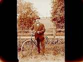 En man med cykel.
David Larsson