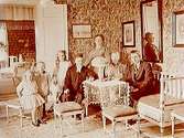 Rumsinteriör, familjegrupp 7 personer.Kyrkoherde Jäderlund