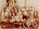 Almby skola, fröken Svenssons avgående klass, 48 skolbarn.Skolbyggnad i bakgrunden.