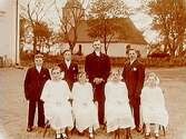 Gräve kyrka i bakgrunden.Konfirmander, 4 flickor, 3 pojkar och pastor Abrahamsson.