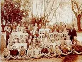Sköllersta skola, 69 skolbarn med skollärare Jonsson.