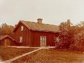 Hjälmarsnäs, Snickartorp.
Envånings bostadshus. Jordkällare till vänster.
P.A. Nilsson
