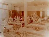 Norra folkskolan, interiör av slöjdsalen, 15 skolpojkar och lärare.
Till folkskoleboken 1925.