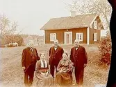 Envånings bostadshus, släktgrupp 5 personer framför huset.Elis Karlsson
