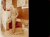 En man, Stig Rehnhult, framför huset.
Sam Lindskogs familjebild.
Två bilder på samma glasplåt.