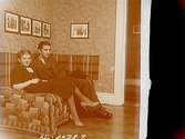 Rumsinteriör, 2 personer, Sven Lindskog och Dagmar Andersson.Sam Lindskogs familjebild.Två bilder på samma glasplåt.