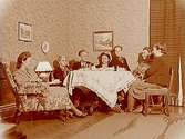 Rumsinteriör, Lindskogs familj, 7 personer.Sam Lindskogs familjebild.