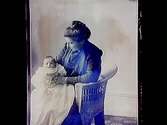En dam med baby.Fru Hulda Lindskog.Sam Lindskogs privata bilder.
