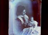 En kvinna med baby, Hulda lindskog med Märta Lindskog, 4 veckor.Sam Lindskogs privata bilder.