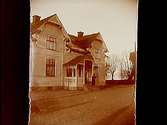 Bostadshus, en dam.Sam Lindskogs privata bilder.