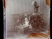 Rumsinteriör, ett litet barn.Sam Lindskogs privata bilder.