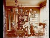 Rumsinteriör, två barn vid julgranen, Märta och Margit Lindskog.Sam Lindskogs privata bilder.