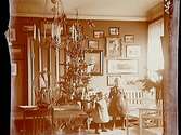 Rumsinteriör, två barn vid julgranen, Märta och Margit Lindskog.Sam Lindskogs privata bilder.