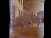 Två barn, bostadshus.Sam Lindskogs privata bilder.