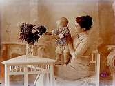En kvinna med en liten pojke, Hulda och Karl Erik Lindskog.Sam Lindskogs privata bilder.