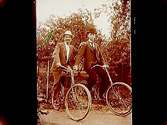 Två cyklister.
Johan E. Persson