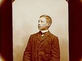 En ung man, bröstbild.Gustaf Adolf Larsson