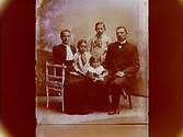 Familjegrupp, en man, en kvinna och tre barn.L.J. Olsson