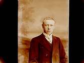 En ung man, bröstbild.Elis Jonsson