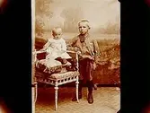 En pojke och ett litet barn.Karl Gustafsson
