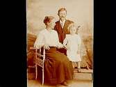 Familjegrupp, en kvinna, en man och ett barn.G. Karlsson