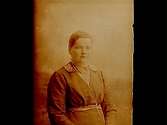 En kvinna, bröstbild.Fröken Elsa Johansson
