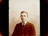 En man, bröstbild.Gustaf Eriksson