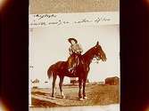 Amerikansk lantarbetare till häst, cowboy.
Beställare: A.G. Elisson, Hummelsta, Stora Mellösa sn.