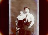En kvinna med ett litet barn på armen.
Hulda Andersson