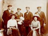 Fyra män och två kvinnor.Karl Berg