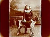 En flicka med en hund.
Evald Larsson