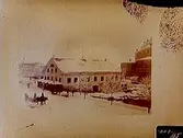 Örebro Kvarn, envånings kvarnbyggnad med inredd vind.
(Reproduktion efter en bild tagen någon gång under 1883-1885).