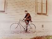 En okänd man på cykel.
Bilden tagen på 1890-talet (?).