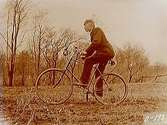 En okänd man på cykel.Bilden tagen i slutet av 1800-talet.