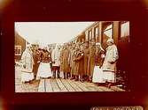 Sjuktransport av krigsfångar, ryska soldater, sjuksystrar vid en station.