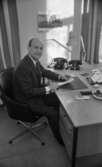 Kalkonmannen Ekenberg, Centerpartiet 5 december 1967. 
Ombudsman för centerpartiet Georg Pettersson sitter vid sitt skrivbord.