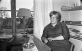 Frisörgrej, Bandy, Yvonne Hinseberg 15 november 1967

Kvinna sitter i ett rum vid ett bord från Hinseberg kvinnofängelse.