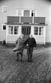 Förlovade Gamlingar 22 nov 1967

En kvinna och en man kommer gående och håller varandra i handen. Bakom dem ser man huset och en moped.