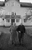 Förlovade Gamlingar 22 nov 1967

En kvinna och en man kommer gående hand i hand på grusgången framför huset.
