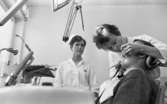 Fellingsbro tandklinik 8 april 1968

Tandläkare utför tandvård på en patient, och en tandsköterska står bredvid.