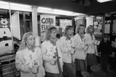 Kållereds Lucia-kandidater presenteras i Kållereds centrum, år 1983.

För mer information om bilden se under tilläggsinformation.