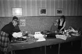 Röda Korsets julbasar i gamla kommunalhuset i Kållered, år 1983.

För mer information om bilden se under tilläggsinformation.